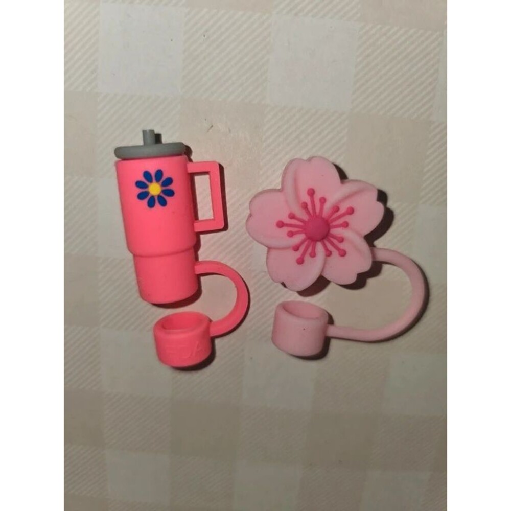 Two straw lids pink